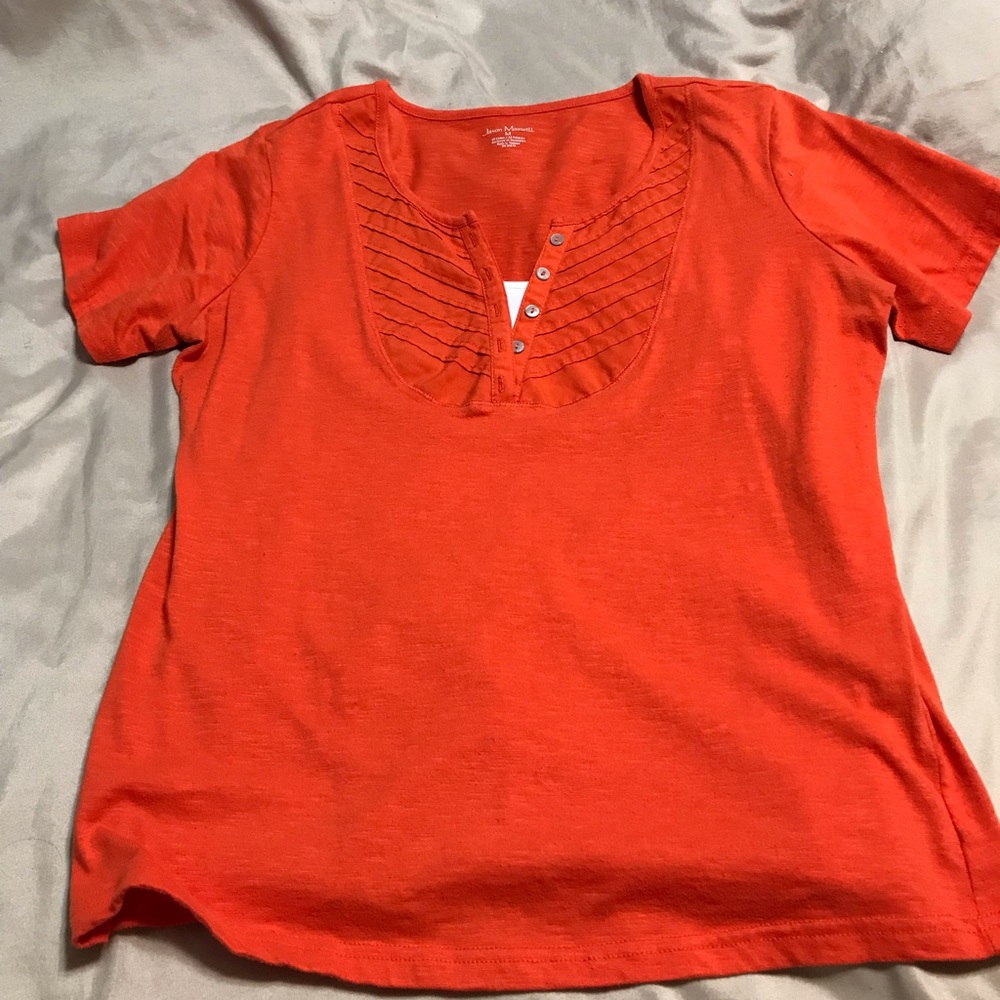 Short sleeve top.